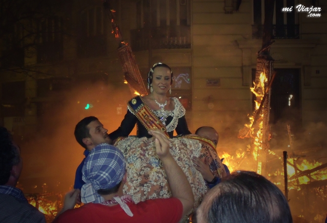 Fiestas España: Quema de las fallas en Valencia